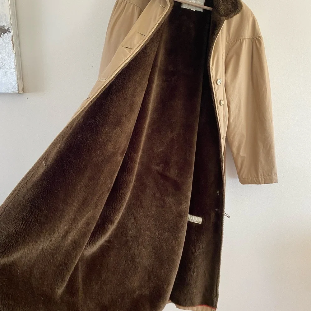 Vintage Tan Trench Coat with Belted Waist and Long Sleeves - Made in Canada - Picture 4 of 10